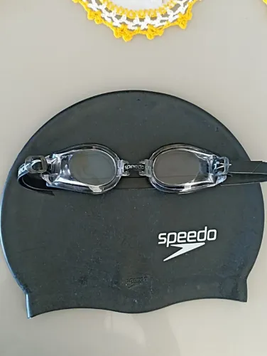 Touca e óculos para natação Speedo