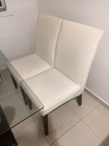 Mesa quatro cadeiras, tampo da mesa de vidro em madeira maciça estofado de couro