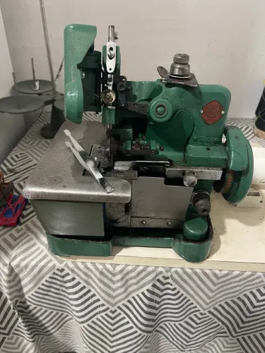 Maquina orverlok  em perfeito estado