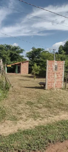 Casa cm um quarto , banheiro, varanda, terreno 10 x30 metros,