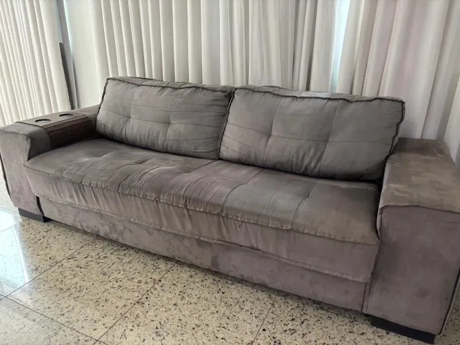 Sofá fixo em tecido medindo 2,40