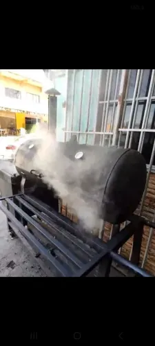Churrasqueira Pit smoker feito com projeto americano defumador