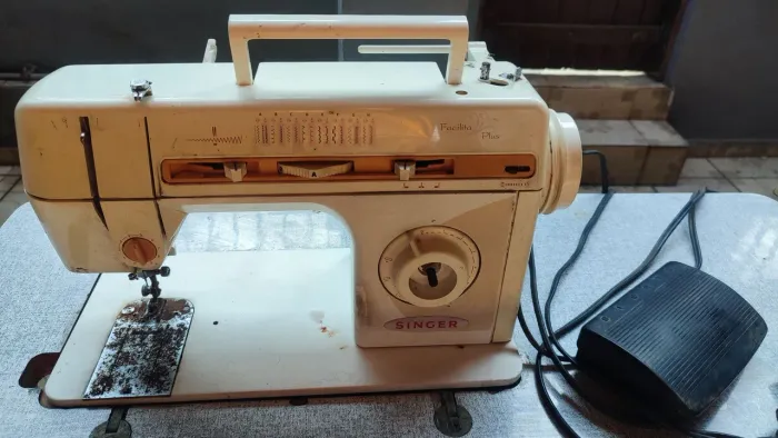 Vendo máquina de costura reta !