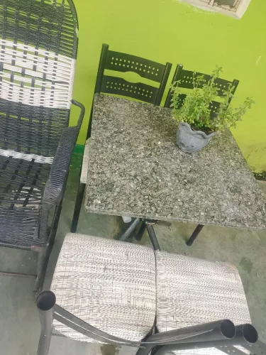 Vendo mesa de mármore 4 cadeiras usada