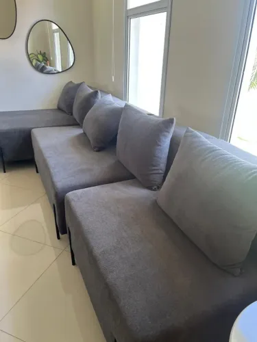 Sofá modular. Permite várias opções de arrumação. Formado por 3 partes independentes.
