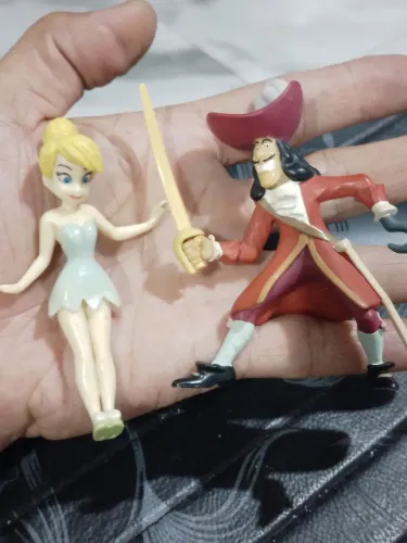 Bonecos da Disney capitão gancho e tinker Bell 