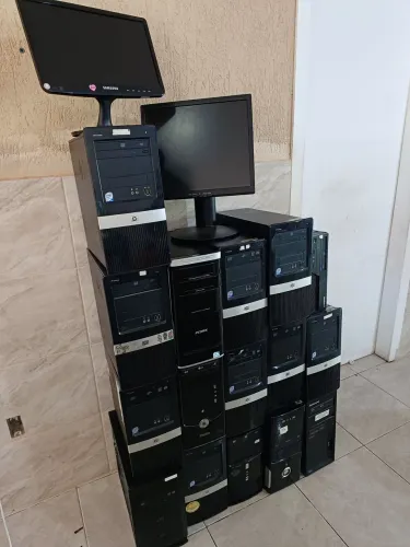 Lote de computador antigo