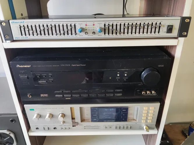 Equipamento de som dos anos 90