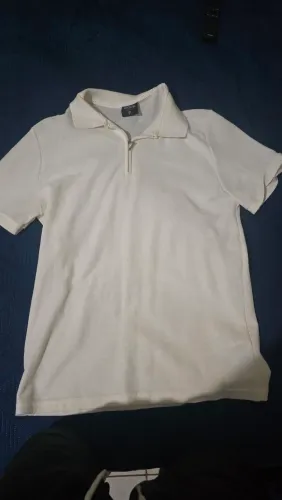 Duas Camisas P uma Nova e outra usada apenas uma vez .Uma calça Tamanho 40 Nova