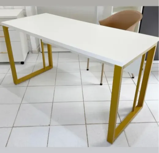 mesa branca 1,35 x 0,60m com tampo 30mm estilo metalon