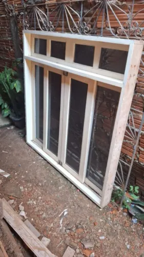 Vende-se 2 janelas