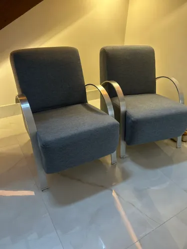 Duas poltronas modernas.