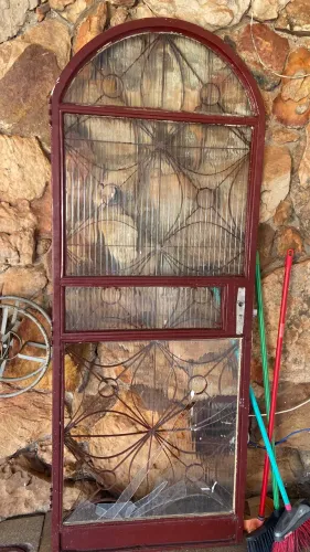 Porta de ferro colonial
