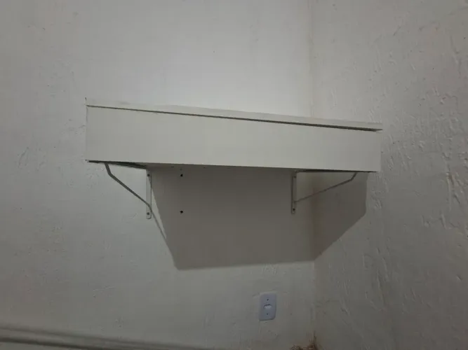 Penteadeira suspensa, com espelho e gaveta.