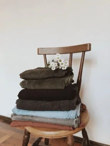 Lote com 50 peças de jeans masculino e femenino ja higienizados para o seu negócio.