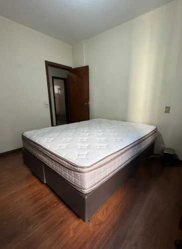 OPORTUNIDADE! CAMA BOX QUEEN COM MENOS DE 1 ANO de uso--Preço especial, ECONOMIZE!