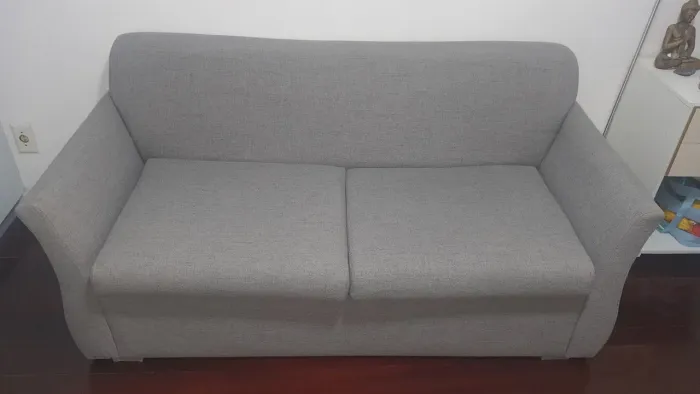 Sofá cama em muito bom estado de conservação.  Estrutura metálica,.