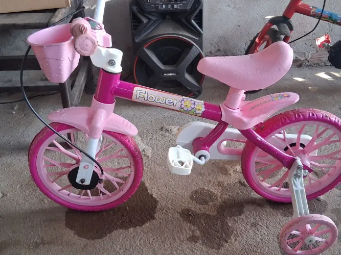 Bicicleta aro 12 feminina praticamente nova Entrego a combinar desapego leia