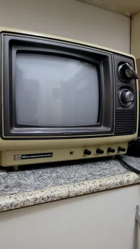 TV 10" colorida SEMP dos anos 80