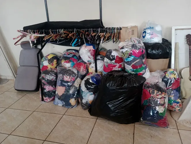 Lote de roupas e calçados para empreendedora 