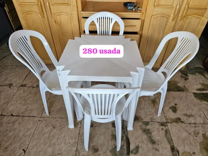 MESA PLÁSTICA COM 4 CADEIRAS USADA