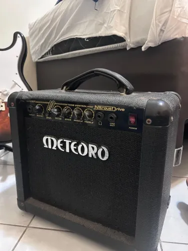 AMPLIFICADOR DE GUITARRA
