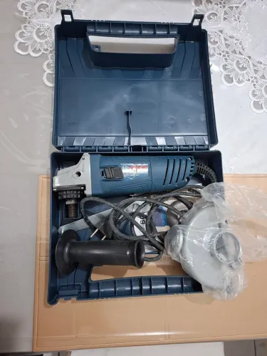 Disponho a venda dessa belíssima esmerilhadeira BOSCH GWS850,Com maleta; Nova,nunca usada.
