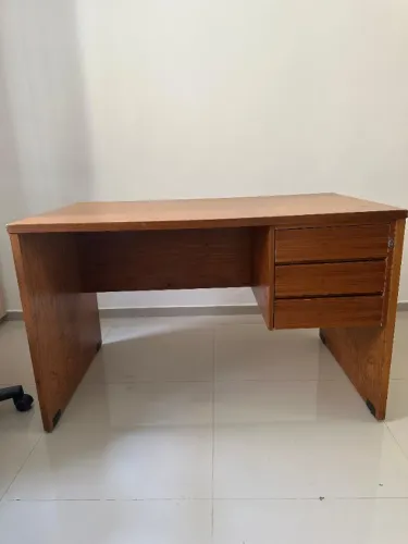 Mesa de Madeira Maciça para Escritório com Gavetas e Trancas