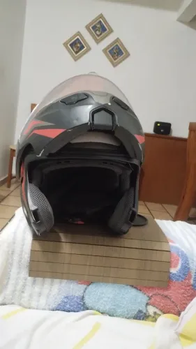 Capacete articulado