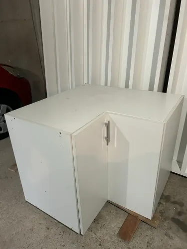 Armário de canto branco em MDF