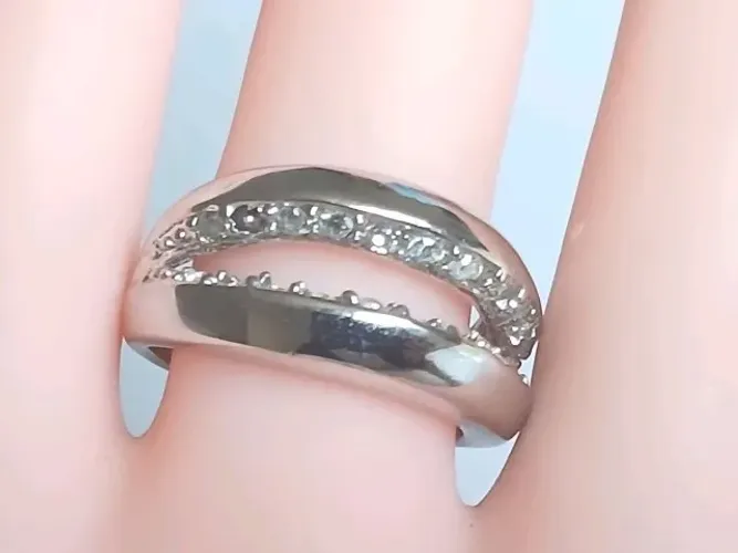 anel em prata com acabamento em ouro branco e cristais swarovski, modelo ostra. tamanho 19