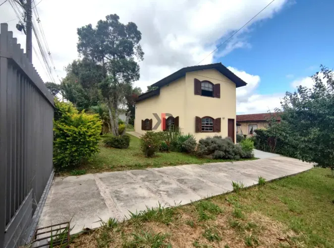 Casa com amplo terreno de esquina no Butiatuvinha, a 50 metros da Av. Manoel Ribas.