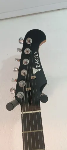 Guitarra elétrica stratocaster Eagle 