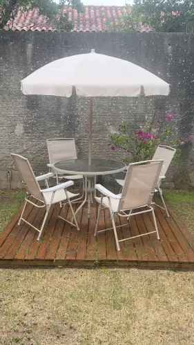 Mesa área externa e guarda-sol 