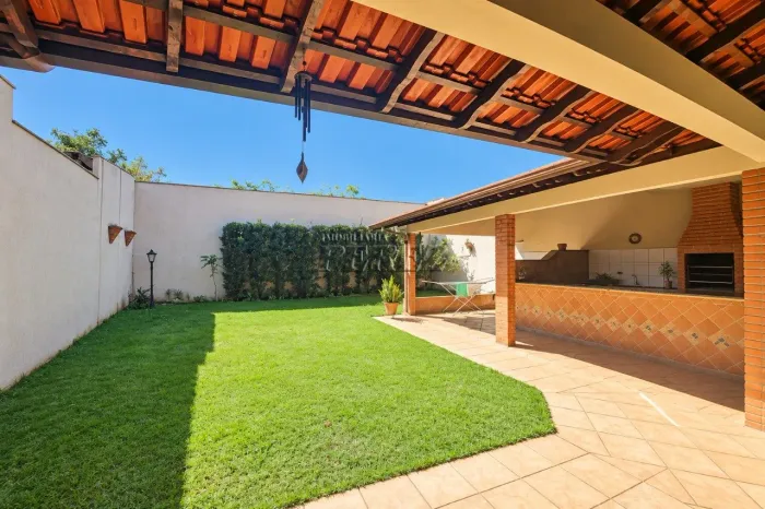 Sobrado com 3 Quartos para alugar, 240 m² por R$ 4.000 /mês - Califórnia - Londrina/PR