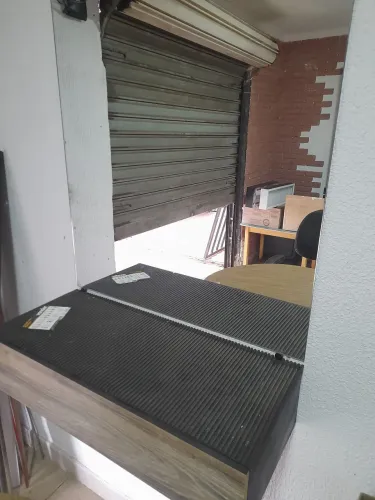Espelho e bancada com gaveta para barbearia ou salão.