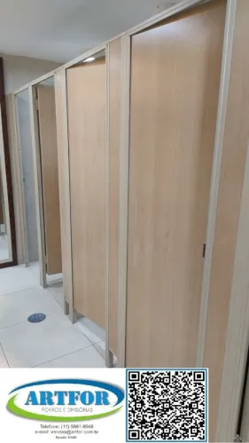 Instalação Divisórias Sanitárias Naval de Baixo Custo. Portas e Mictórios Instalados.