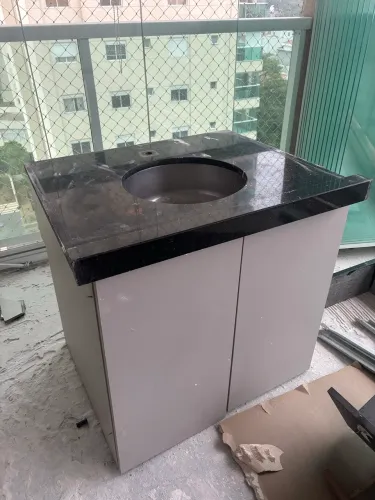 Gabinete cinza com pedra preta