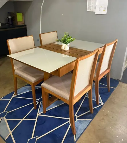 Mesa com base de madeira + 4 cadeiras 