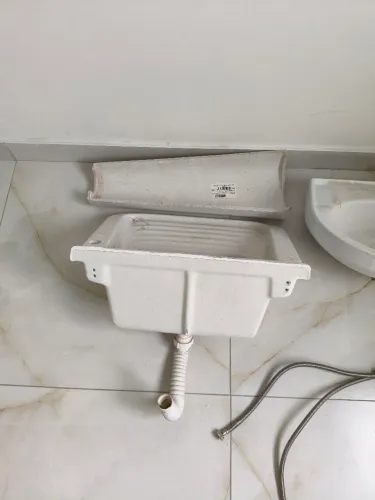 Pia de porcelana com torneiro inox monocomamdo