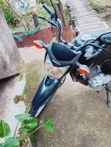 Fan 125 com dois pneus semi novo só pega anda