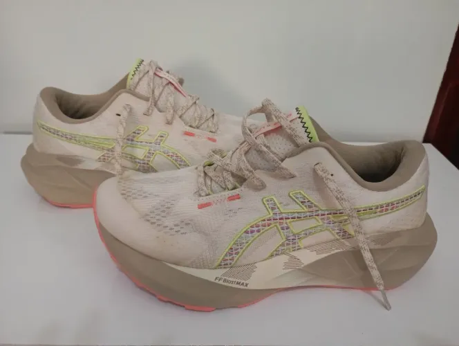 Tênis de corrida Feminino Asics Novablast 5 - R$450,00 