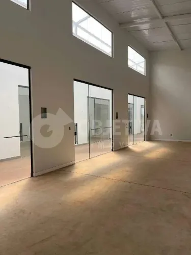 Sala comercial nova no bairro Novo Mundo em galeria