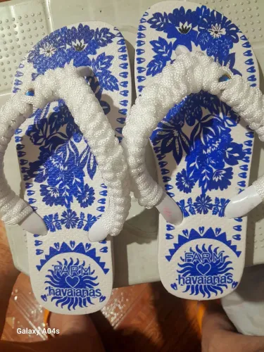 Chinelo bordado macramê azul e branco, similar havaiana n° 34