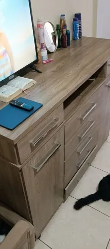 Cômoda com 7 gavetas e 2 portas