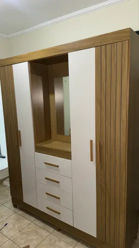 GUARDA ROUPA, COM UM MÊS DE USO