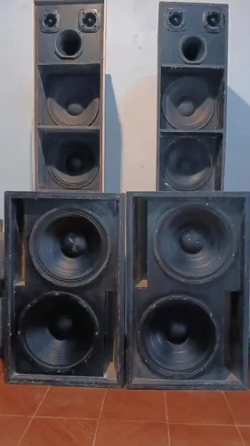 Vendo 2 colunas de som usadas 