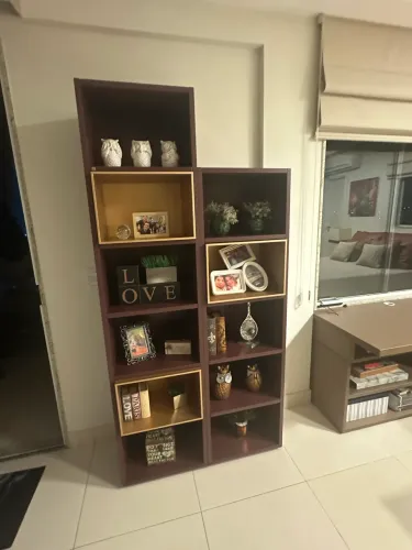 Estante de decoração bordô e dourado Florense 1,95 x 0,95 x 0,34 m
