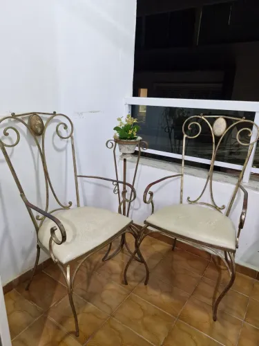 Cadeiras de sala de jantar com pés de ferro envelhecido e acento estofado
