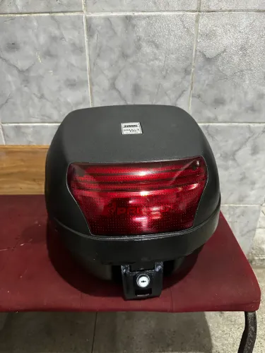 Baú 28L em bom estado